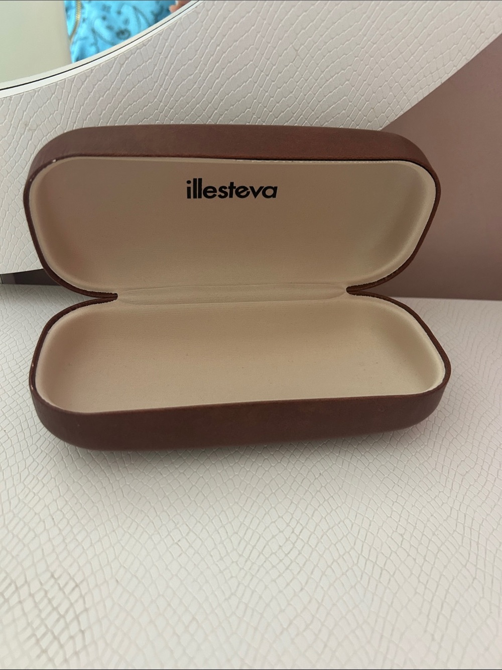 Illesteva Brown Exterior Sunglasses Case with Cream Interior